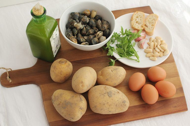 Patatas En Ajopollo Con Almejas Cocinando Entre Olivos