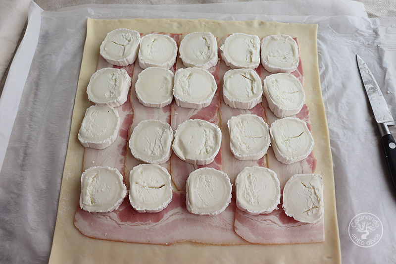 Empanada de queso de cabra con bacón y dátiles