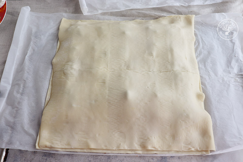 Empanada de queso de cabra con bacón y dátiles