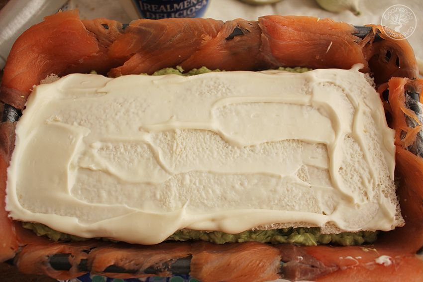 Cómo hacer Pastel de salmón ahumado, aguacate y pan de molde paso 11