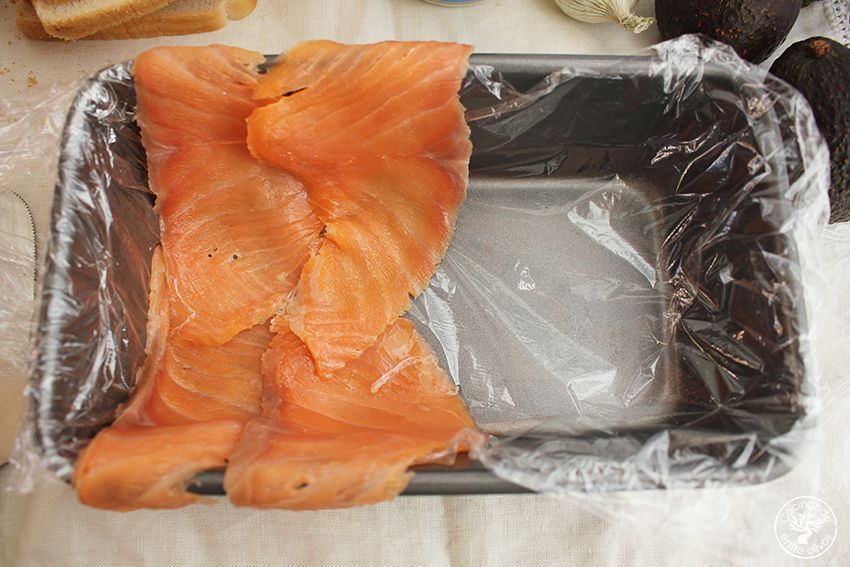 Cómo hacer Pastel de salmón ahumado, aguacate y pan de molde paso 7
