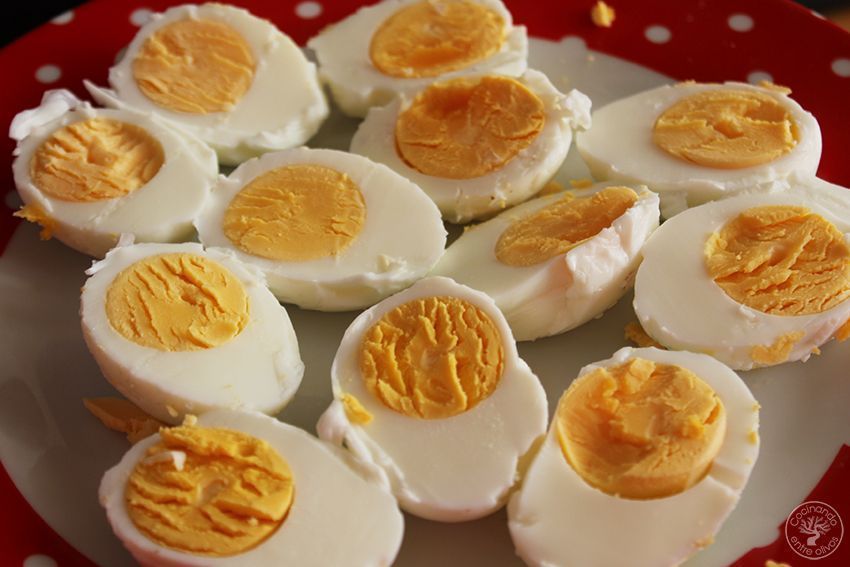 Huevos rellenos de pollo www.cocinandoentreolivos.com (5)