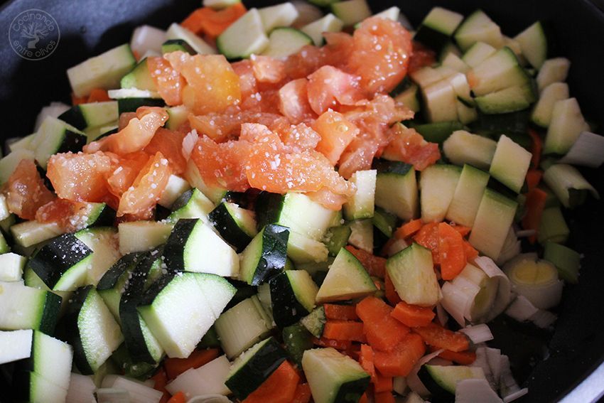 Pimientos del piquillo rellenos de verduras y salsa de queso