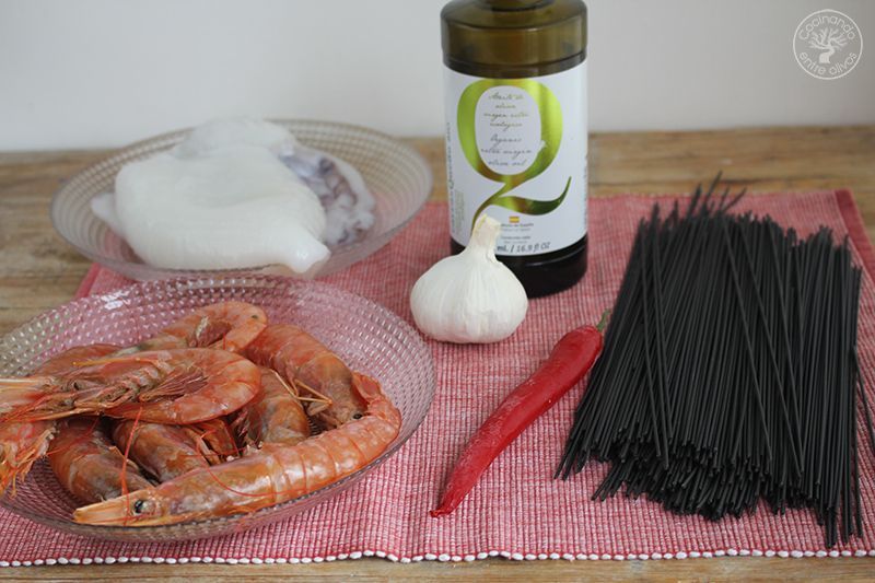 Espaguetis negros con sepia y gambones receta (1)
