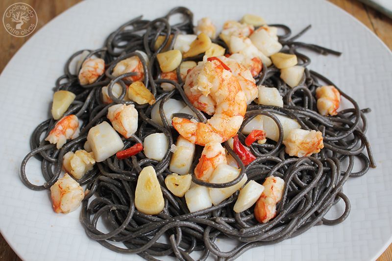 Espaguetis negros con sepia y gambones receta (12)
