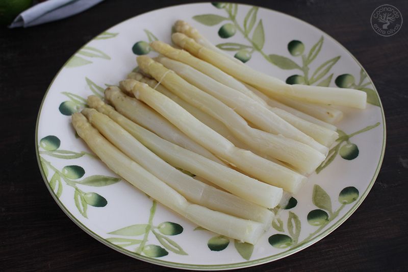 Esparragos blancos frescos con mayonesa de aguacate receta (12)