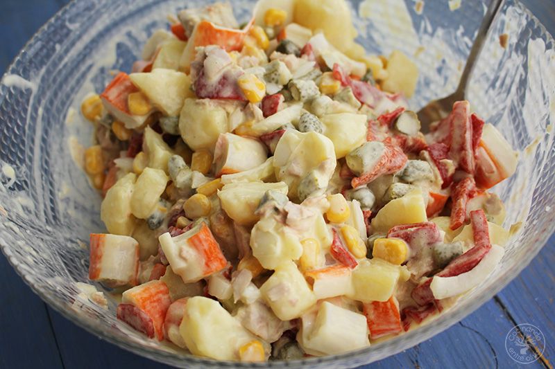 Ensaladilla de patata, palitos de cangrejo, atun y lactonesa (15)