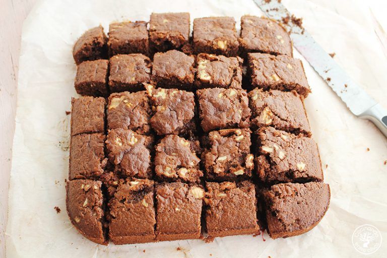 Bizcocho De Chocolate A La Taza Cerezas Y Nueces Cocinando Entre Olivos