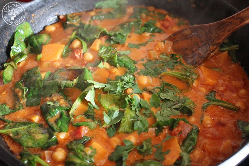Curry vegetal con batatas y espinacas (2)