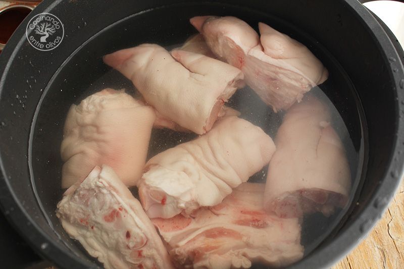 Manitas de cerdo en salsa de almendras (2)