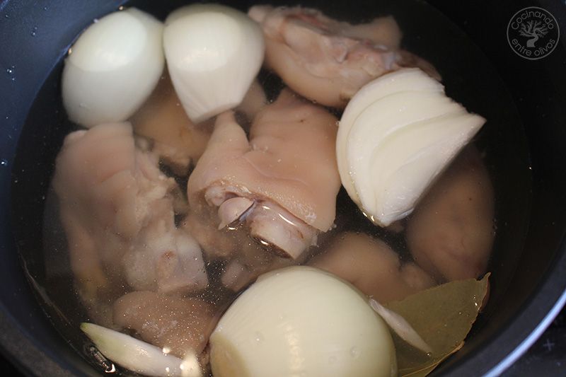 Manitas de cerdo en salsa de almendras (7)