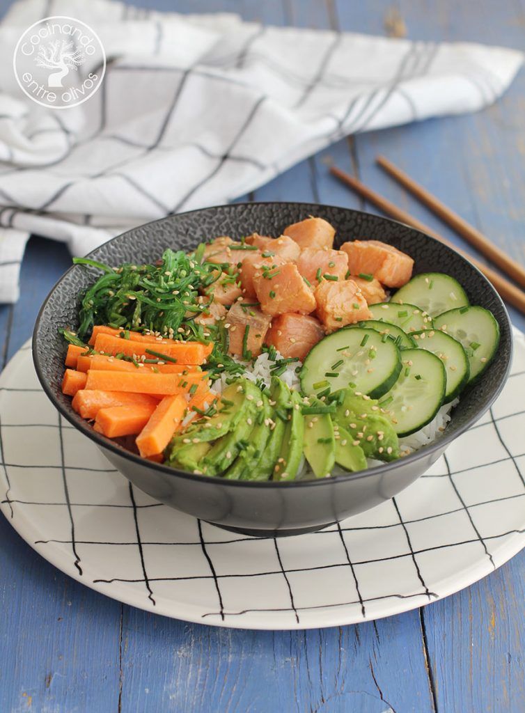 Poke bowl de salmón y arroz glutinoso con miso