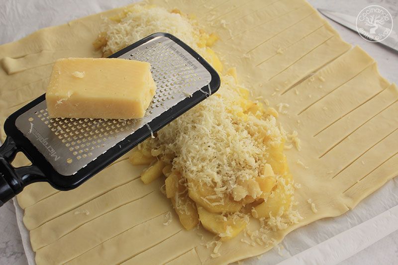 Trenza de hojaldre rellena de queso, cebolla y manzana