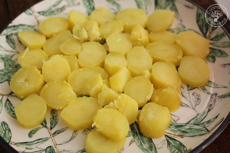 Ensalada de patatas con habicholillas y langostinos