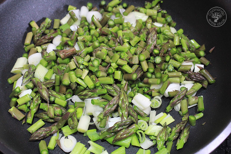 Salteado de fideos de arroz con pollo y espárragos verdes
