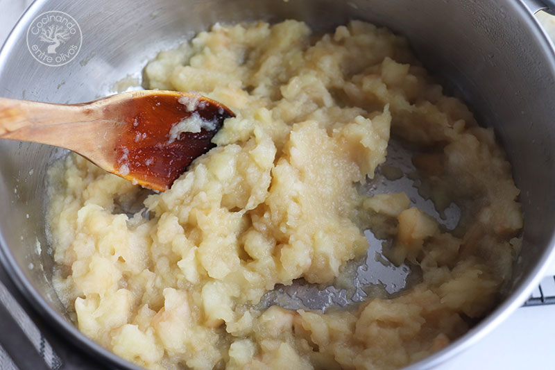Paletilla de cabrito al horno con miel, patatas y puré de manzana