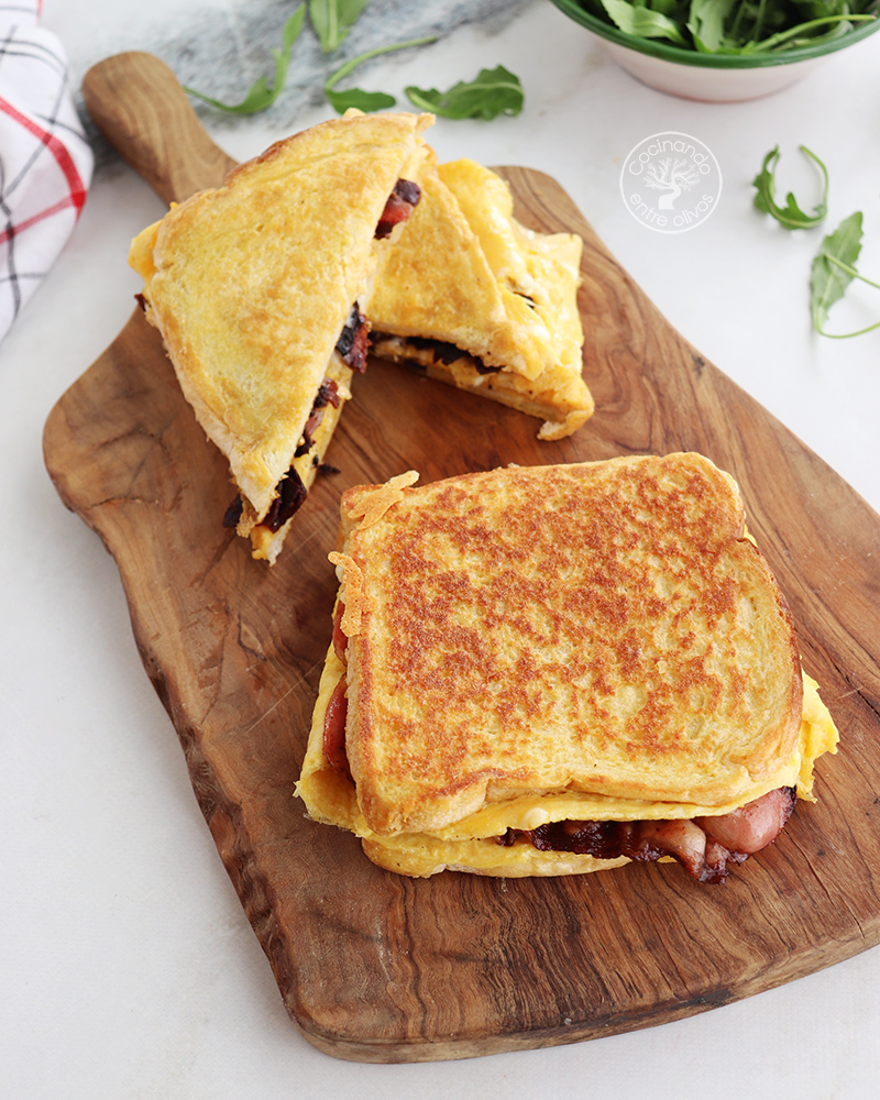 Sándwich de tortilla con bacón y queso