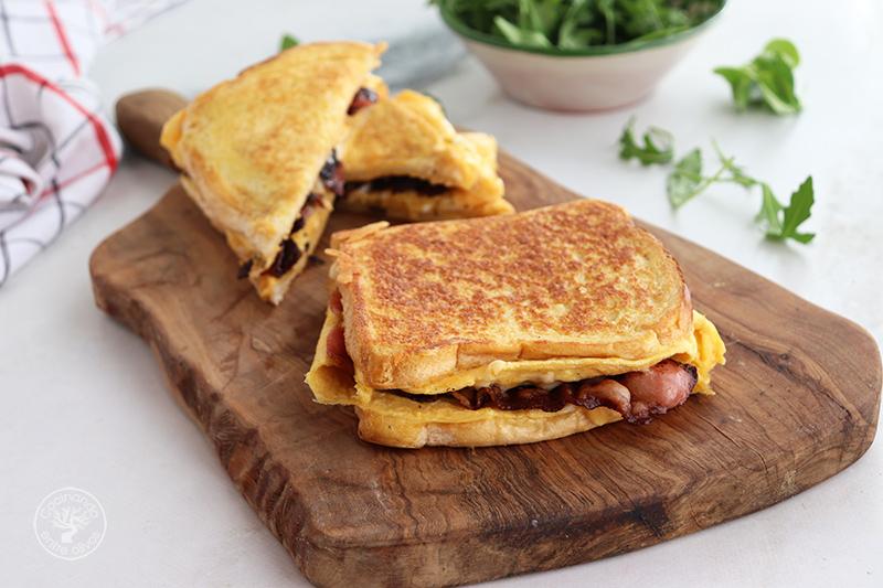 Sándwich de tortilla con bacón y queso