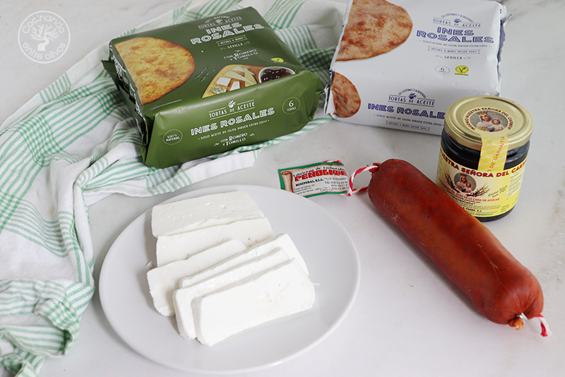 Tortas de Inés Rosales con sobrasada y queso con miel de caña