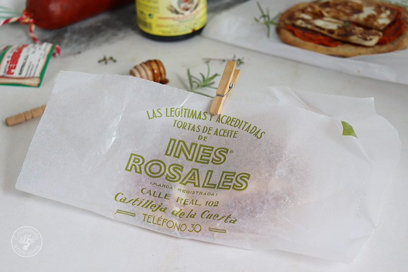 Tortas de Inés Rosales con sobrasada y queso con miel de caña