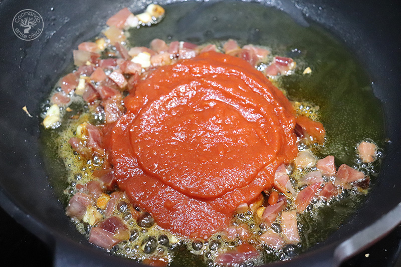 Alcachofas guisadas con jamón y tomate