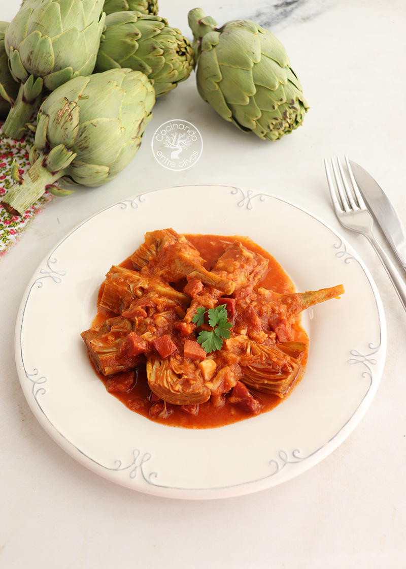 Alcachofas guisadas con jamón y tomate