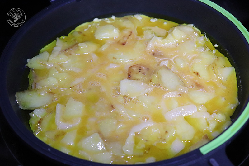 Tortilla de patatas rellena de jamón y queso