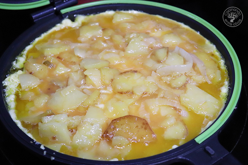 Tortilla de patatas rellena de jamón y queso