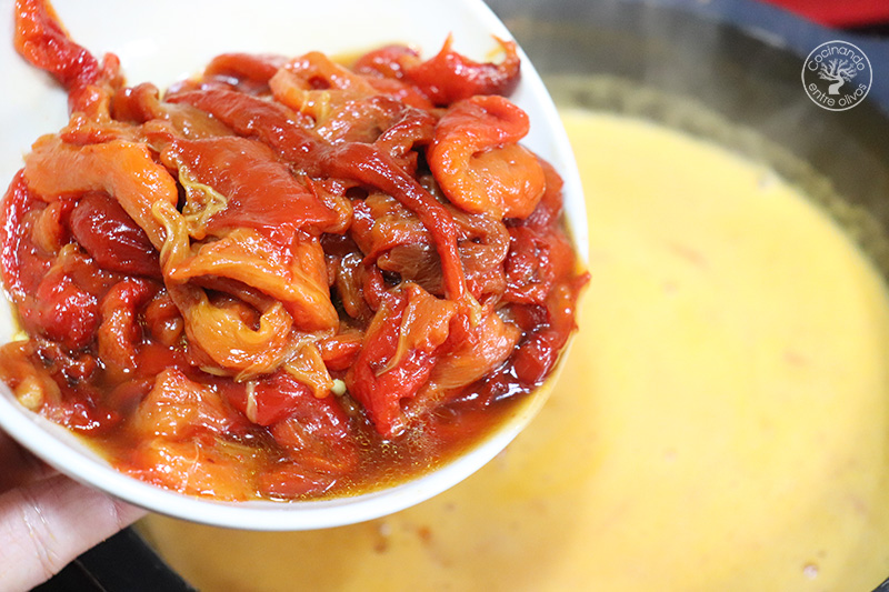 Sopa de tomate con pimientos asados y sardinas
