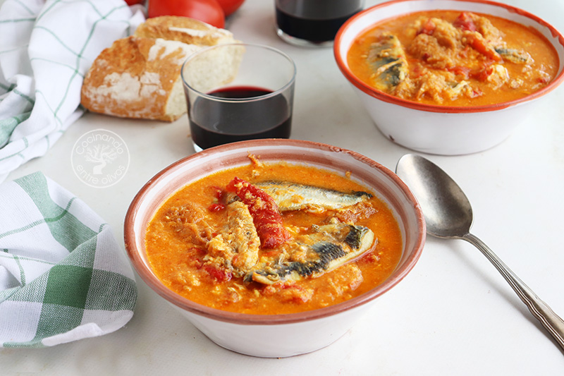 Sopa de tomate con pimientos asados y sardinas