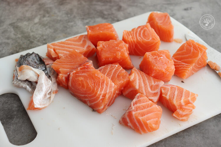 Crujientes de salmón con salsa de naranja