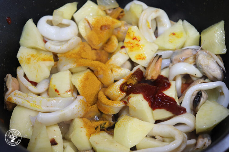 Patatas guisadas con calamares y mejillones