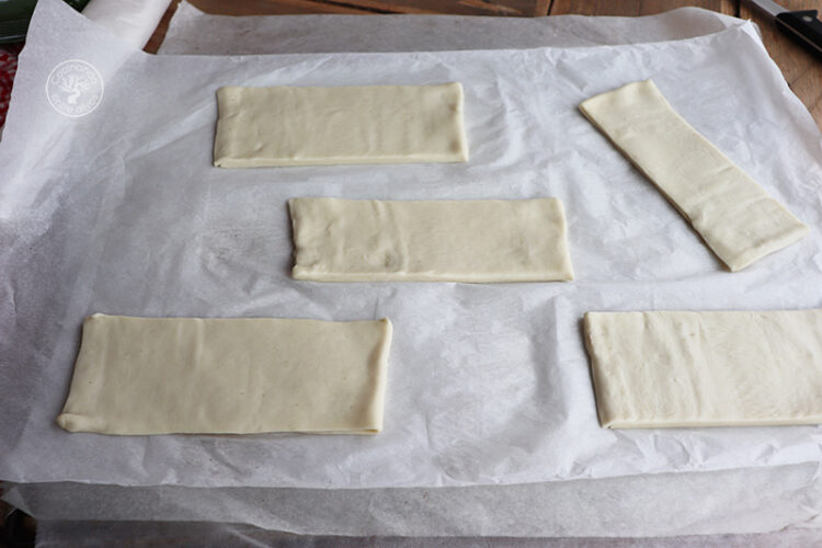 Hojaldres de nata con queso y cerezas