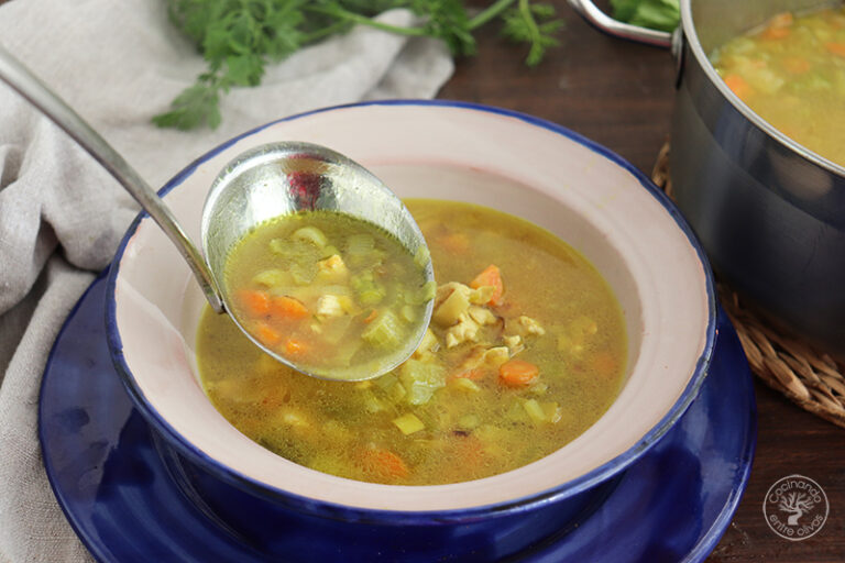 Sopa De Verduras Y Pollo Cocinando Entre Olivos 8388