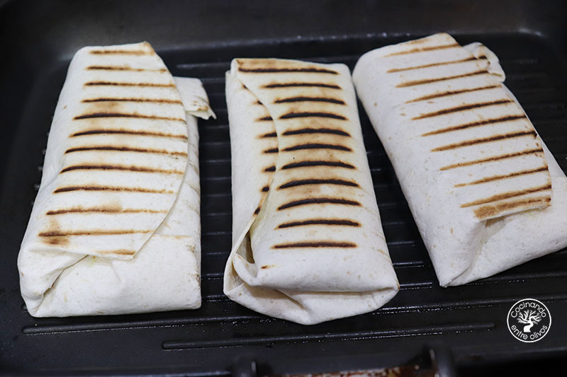 Burritos de Pollo Asado y Aguacate