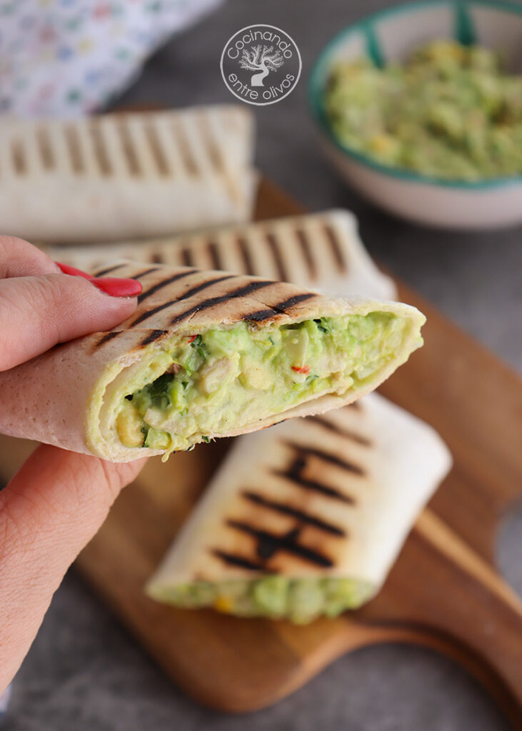 Burritos de Pollo Asado y Aguacate