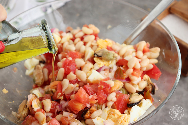 Ensalada de habichuelas con mejillones en escabeche