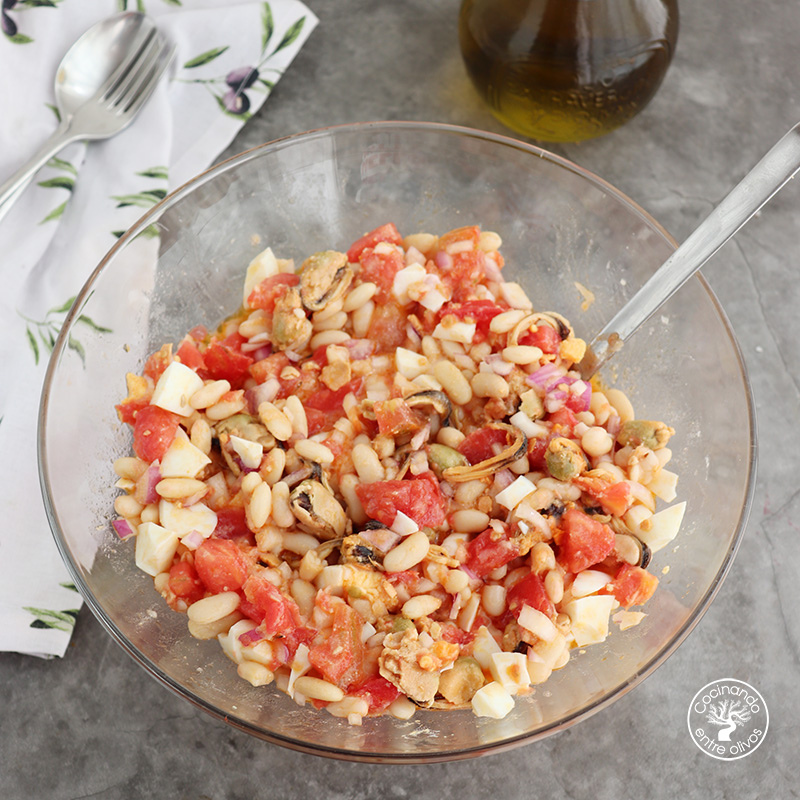 Ensalada de habichuelas con mejillones en escabeche