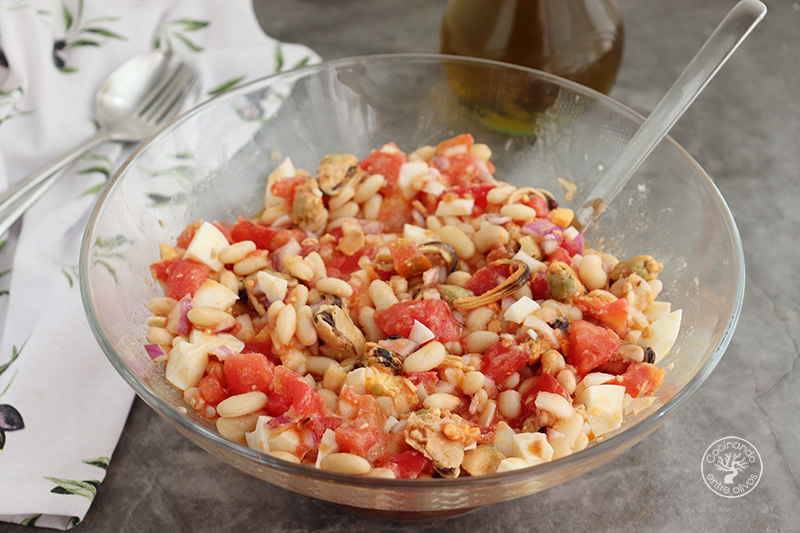 Ensalada de habichuelas con mejillones en escabeche