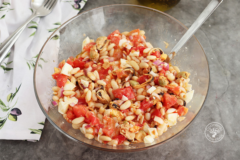 Ensalada de habichuelas con mejillones en escabeche 