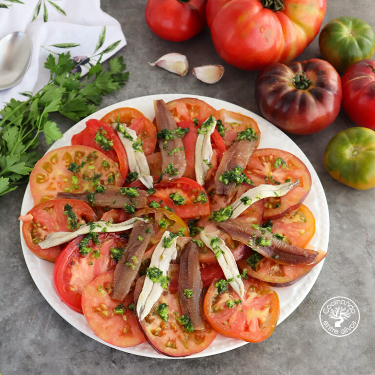 Ensalada de tomates con anchoas y boquerones en vinagre
