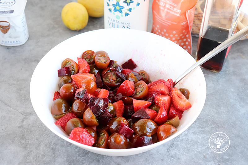 Ensalada de remolacha con fresas y tomate