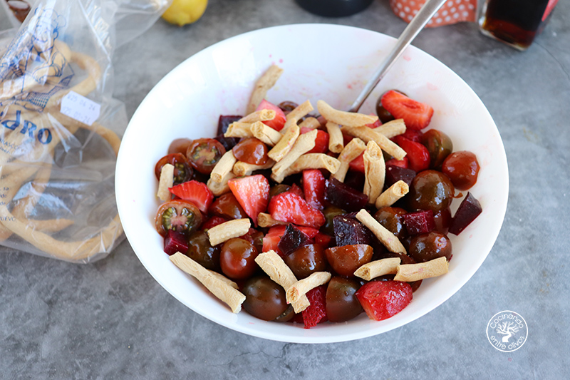 Ensalada de remolacha con fresas y tomate