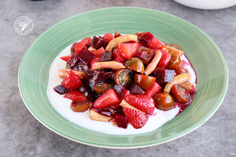 Ensalada de remolacha con fresas y tomate