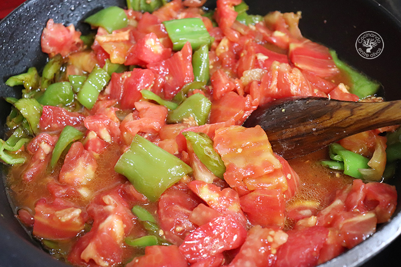 Pollo con tomate y pimientos