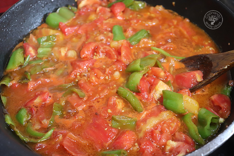 Pollo con tomate y pimientos