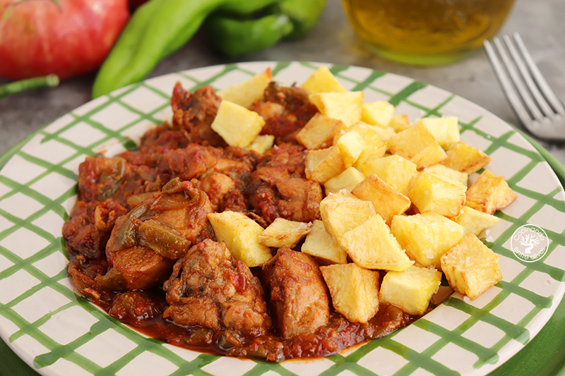 Pollo con tomate y pimientos