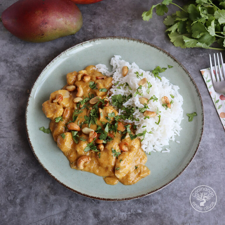 Pollo con mango al curry rojo