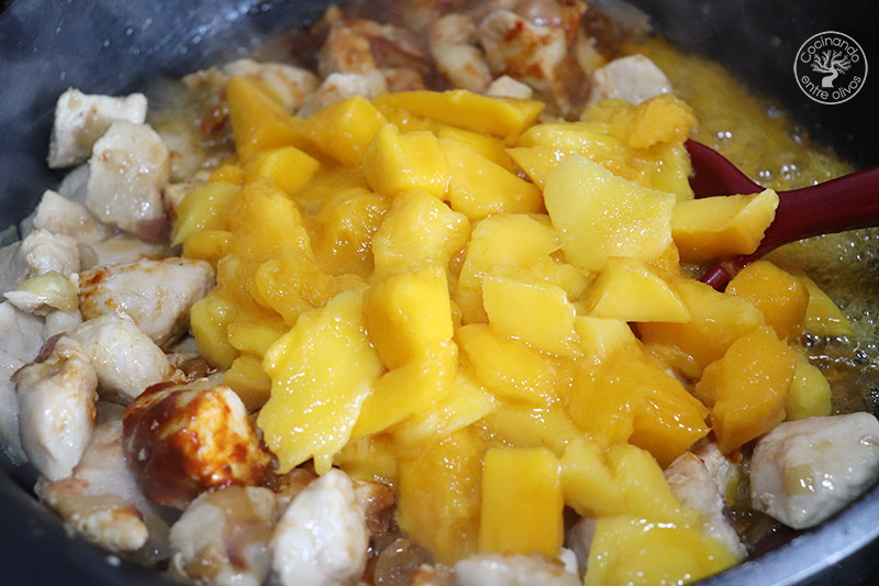 Pollo al curry rojo con mango