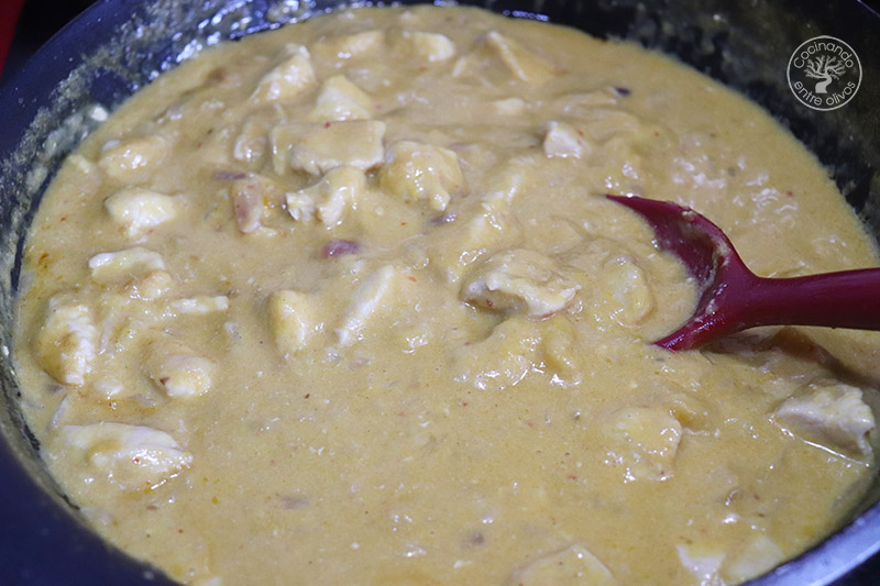 Pollo al curry rojo con mango